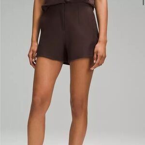 Lululemon Utilitech Relaxed-Fit High-Rise Short 3.5"
Colour Espresso
Size 8